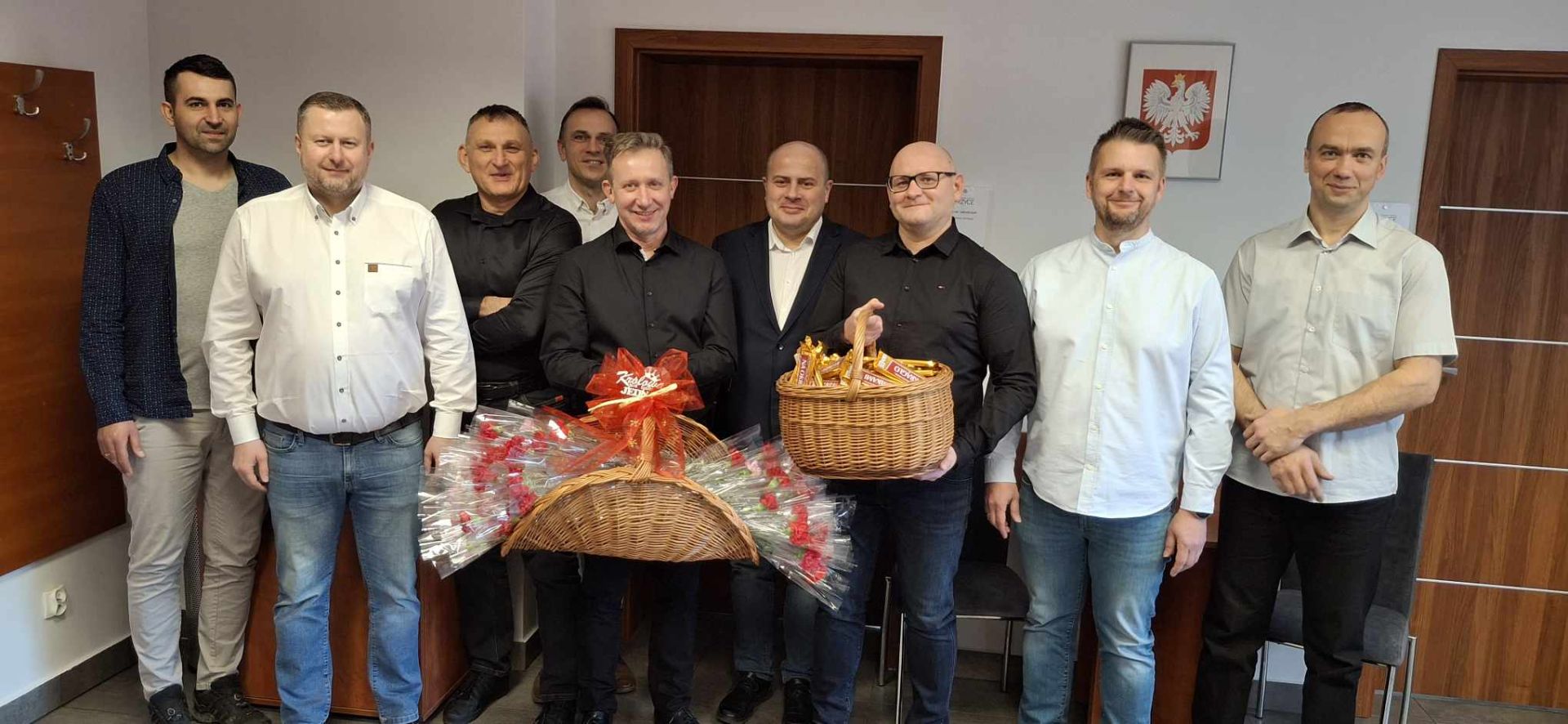 pracownicy urzędu gminy z kwiatami